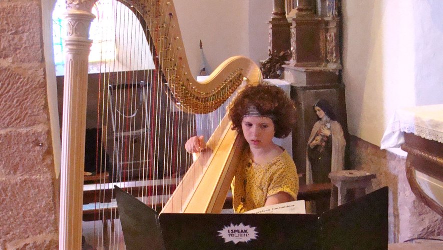 Zoë, corps et coeur avec sa harpe