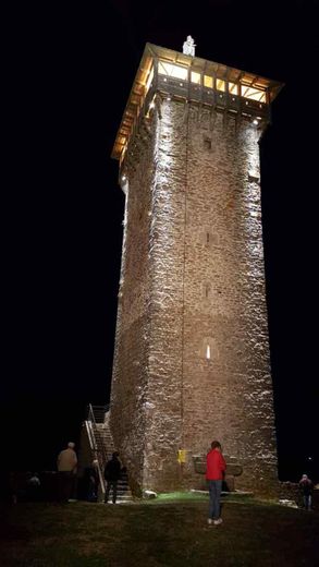 Majestueuse, la tour s’élève dansla nuit comme un phare au milieud’un océan de ténèbres.
