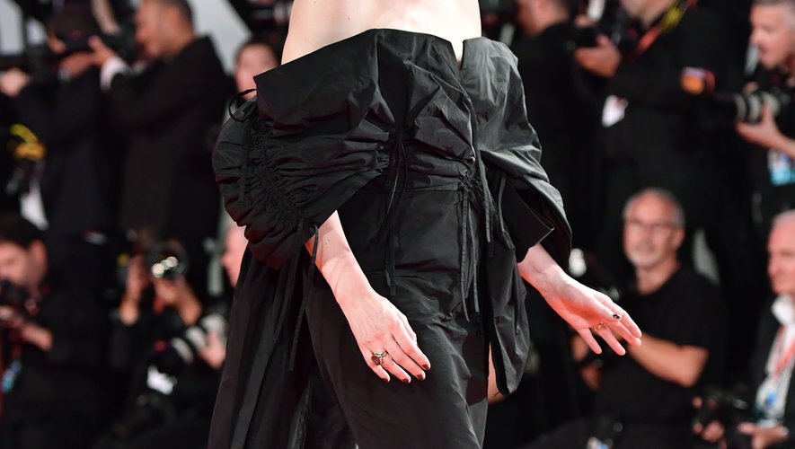 Liv Tyler a également choisi la sobriété d'une longue robe noire, mais l'actrice s'est laissée séduire par un modèle sophistiqué orné de lanières et de manches plissées, signé Givenchy. Venise, le 29 août 2019.