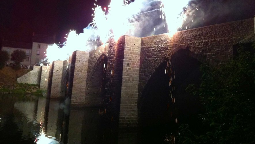 Le pont de la Truyère s’est embrasé de feux d’artifice.