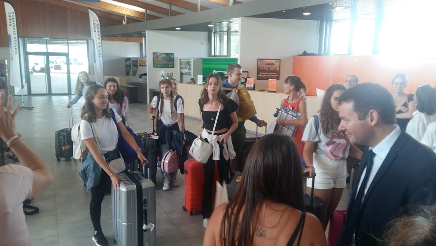 Les lycéens étaient attendus par les familles à l'aéroport.