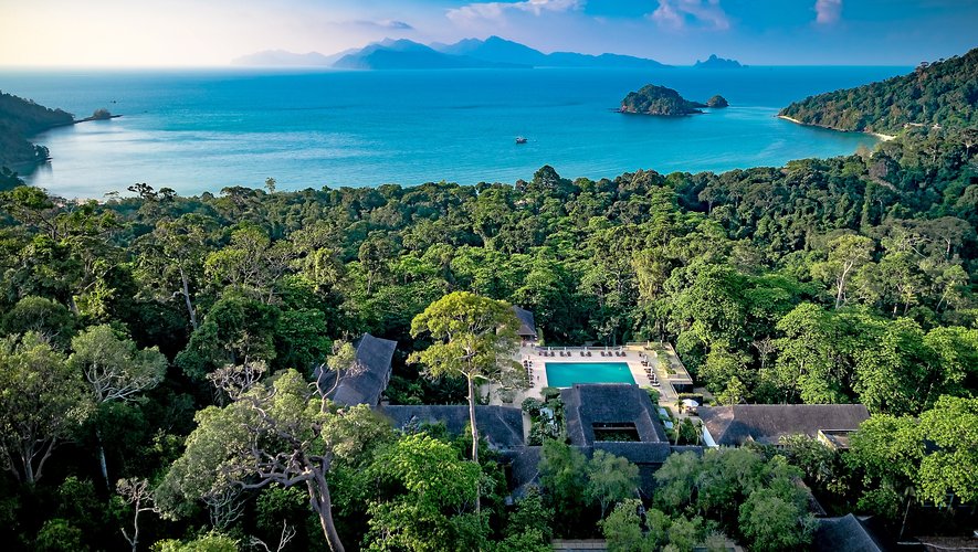 Niché au cœur de l’une des plus belles forêts tropicales d’Asie, le Datai Langkawi, hôtel 5 étoiles de luxe, fait face à la mer d’Andaman. 
