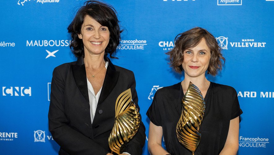 Les réalisatrices Zabou Breitman (à gauche) et Elea Gobbe-Mevellec (à droite) ont remporté le trophée "Valois de Diamant", au Festival du film d'Angoulême, pour leur long métrage "Les Hirondelles de Kaboul"