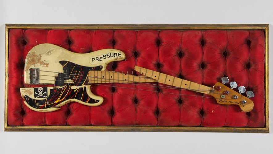 La célèbre guitare basse Fender détruite par Paul Simonon sur scène sera présentée lors de l'exposition événement dédiée à The Clash à Londres.
