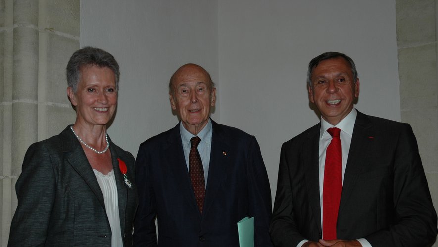 Simone Anglade avec  Valéry Giscard d'Estaing et Jean-Claude Luche pour recevoir la Légion d'honneur.