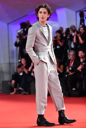Timothée Chalamet a lui aussi fait sensation sur le tapis rouge, s'illustrant dans un costume aussi élégant que moderne signé Haider Ackermann. Venise, le 2 septembre 2019.