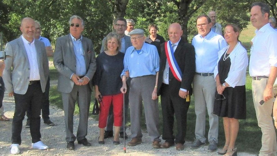 Yves Mazars avec à sa droite André Deltort et à sa gauche Claude Mouly entourés des nombreuses personnalités.