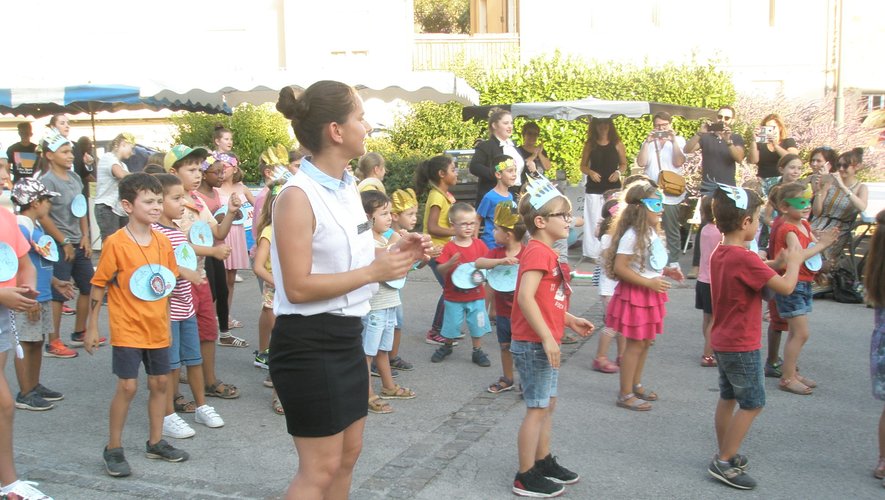 Les enfants de la Grange dansent pour leurs parents une chorégraphie qu’ils ont répétée cet été.