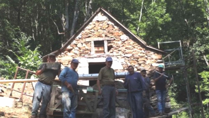 Les bénévoles entament la restauration du moulin à eau de Rouverêt.
