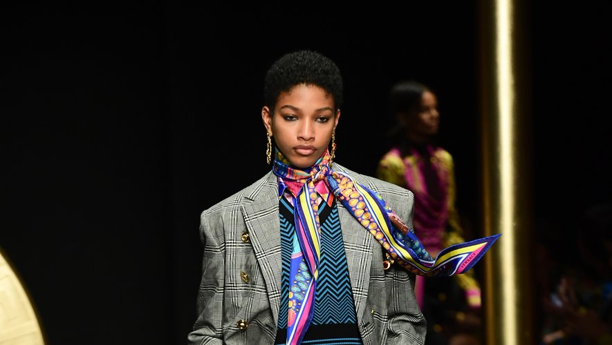 Le costume à carreaux avec jeux de superposition de Versace, collection automne-hiver 2019-2020. Milan, le 22 février 2019.