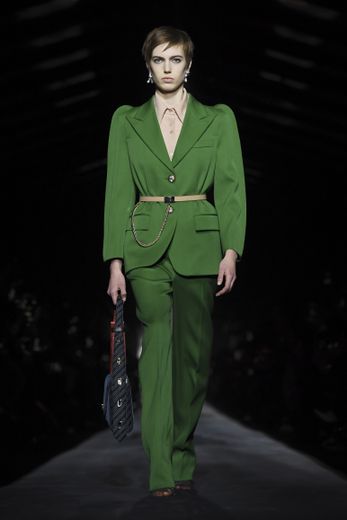 Le costume vert mousse aux épaules légèrement arrondies de Givenchy, collection automne-hiver 2019-2020. Paris, le 3 mars 2019.