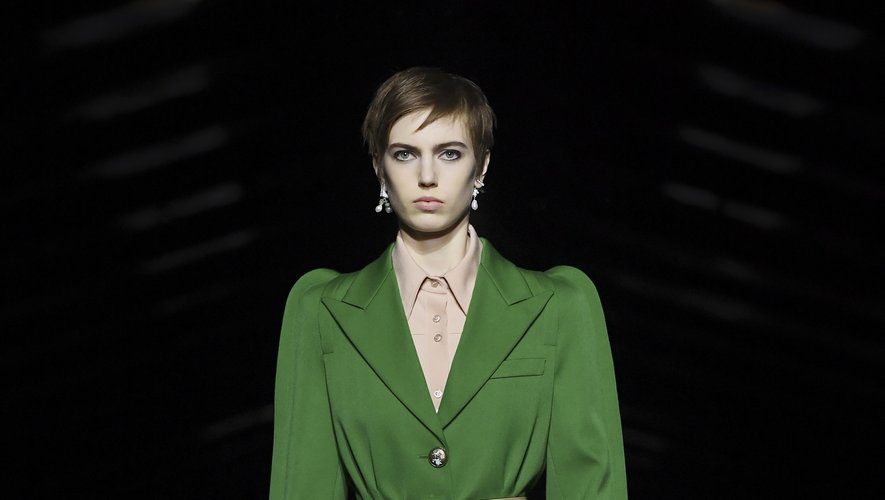 Le costume vert mousse aux épaules légèrement arrondies de Givenchy, collection automne-hiver 2019-2020. Paris, le 3 mars 2019.