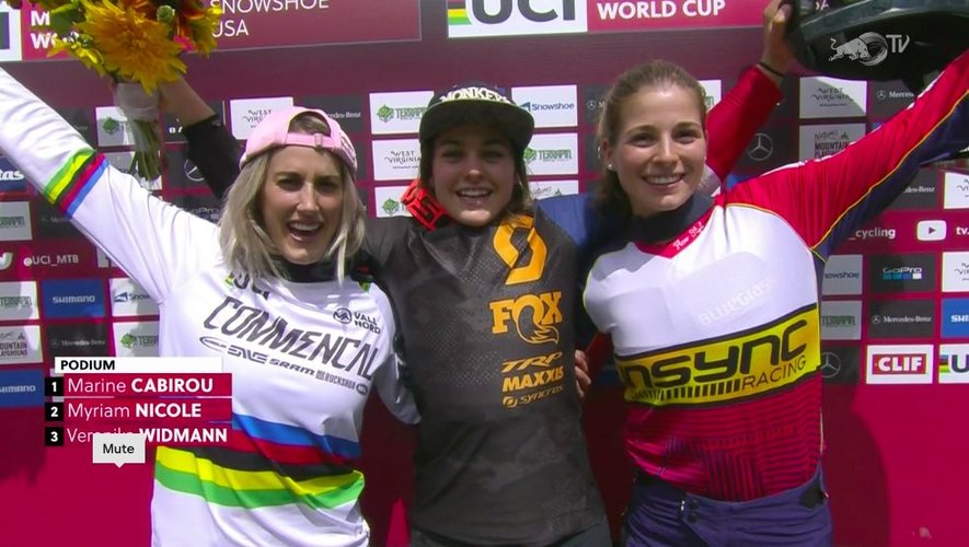 Marine Cabirou, entourée d'une autre Française, la championne du monde Myriam Nicole (à gauche), deuxième, et de l'Italienne Veronika Widmann (à droite), troisième.