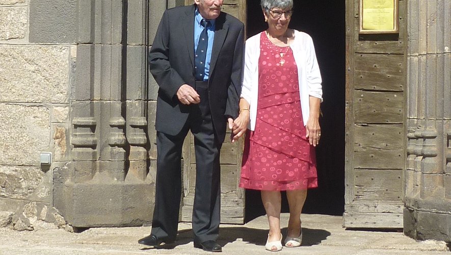 Les « mariés » à la sortie de l’église.