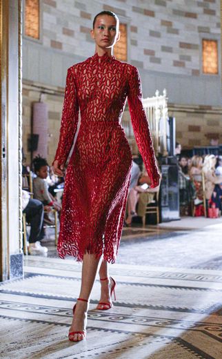 Christian Siriano signe des silhouettes élégantes et glamour, déclinées dans une palette de couleurs fortes comme le rouge, offrant aux femmes charisme et puissance. New York, le 7 septembre 2019.