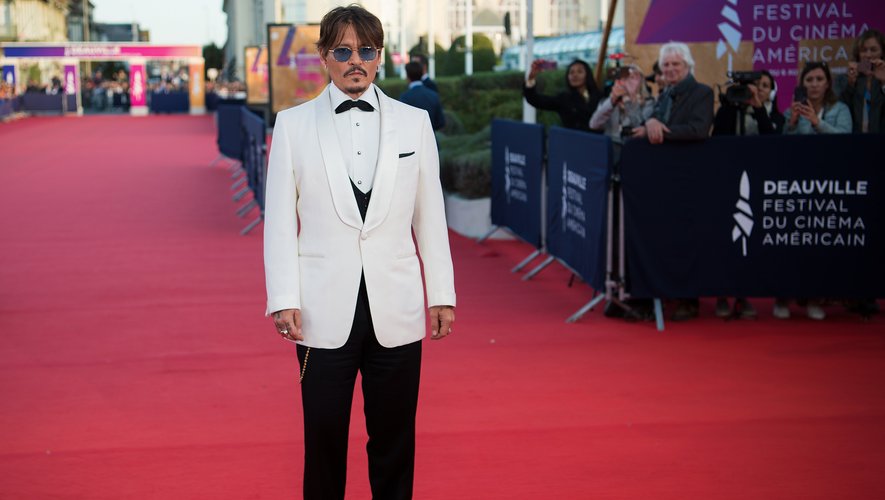 Johnny Depp a misé sur un classique, le black & white, un classique, pour fouler le tapis rouge du festival du cinéma américain de Deauville. Une tenue efficace que l'acteur avait déjà portée par le passé. Deauville, le 8 septembre 2019.