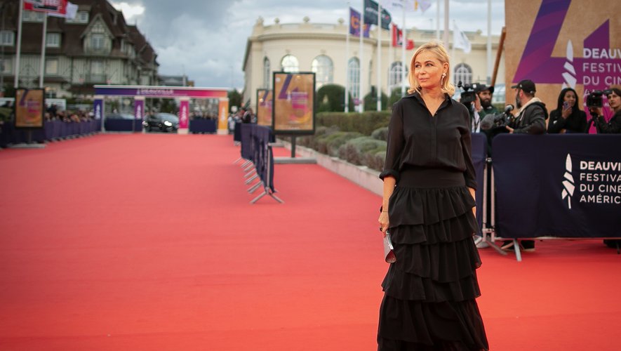 Emmanuelle Béart a également opté pour le chic et la sobriété d'un ensemble noir avec une chemise à manches longues décontractée et une longue jupe à volants. Deauville, le 7 septembre 2019.