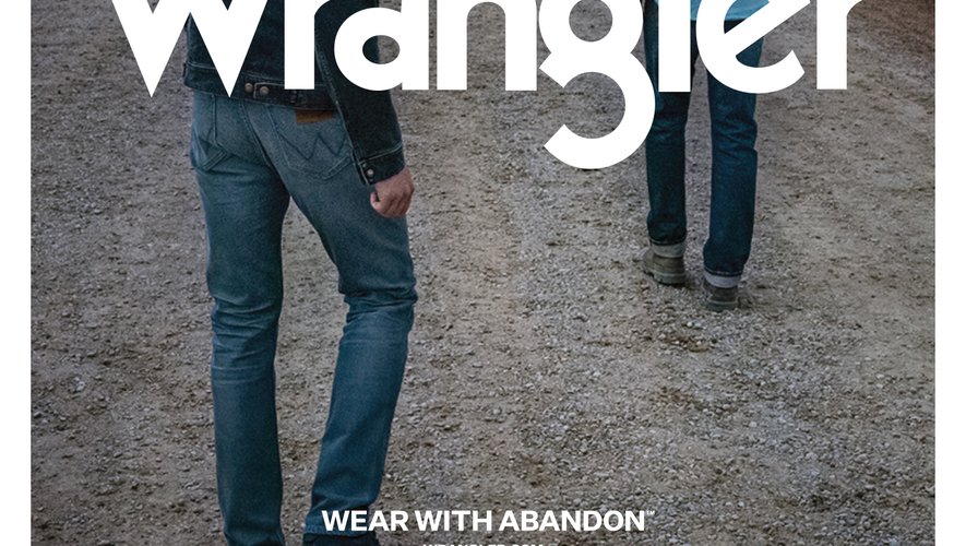 La campagne WEAR WITH ABANDON de Wrangler a fait appel à un casting représentatif américain, allant du cow-boy aux musiciennes en passant par des adolescents à vélo et de jeunes hommes téméraires.