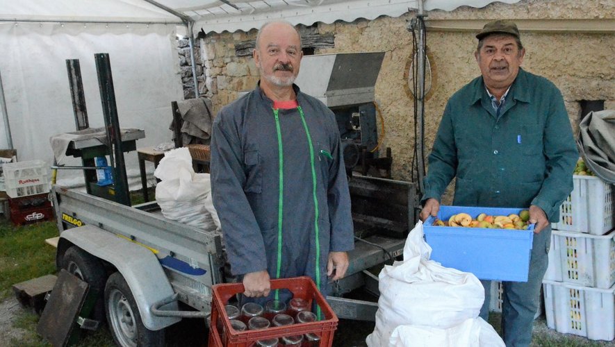 Yvon Bousacaylet et Robert Saules ont pressé les premières pommes de la saison, issues du verger conservatoire de Luc, géré par l’association VL12.