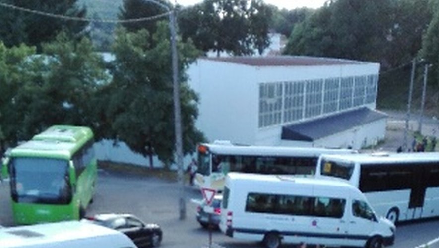 C’est l’engorgement avec les bus. / Photo DDM