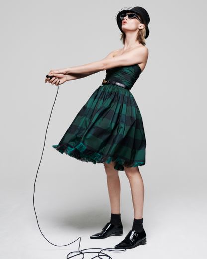 Cara Delevingne met à l'honneur la collection automne-hiver 2019 de Dior.