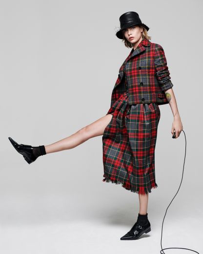Cara Delevingne adopte l'esprit rebelle de la nouvelle collection Dior.
