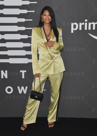 Chanel Iman dans un tailleur pantalon satiné orné de liserés noirs. New York, le 10 septembre 2019.