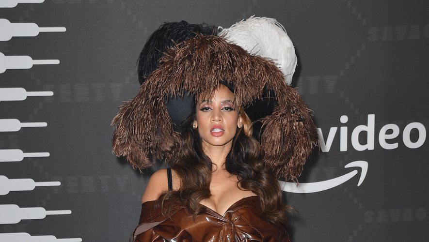 Dascha Polanco dans un trench porté en bustier accessoirisé avec une coiffe surdimensionnée. New York, le 10 septembre 2019.