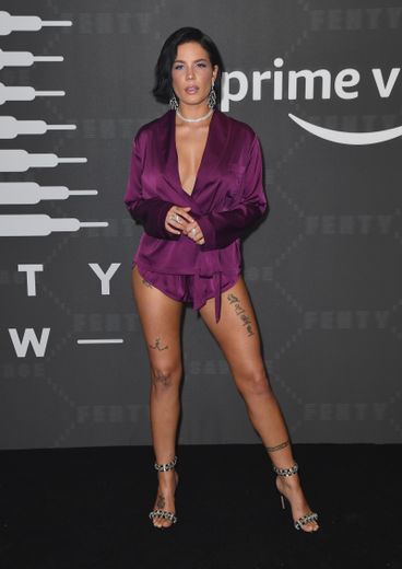 Halsey  dans un ensemble short et cardigan type lingerie en soie. New York, le 10 septembre 2019.
