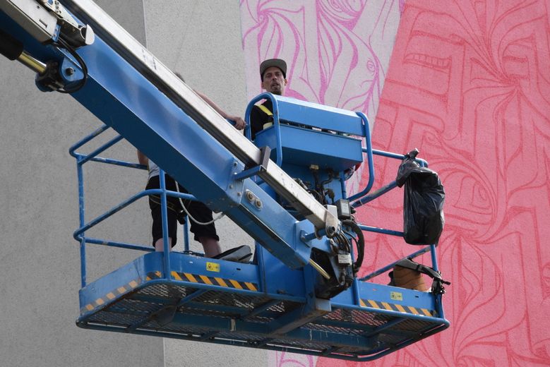 L'artiste durant sa spectaculaire intervention artistique.
