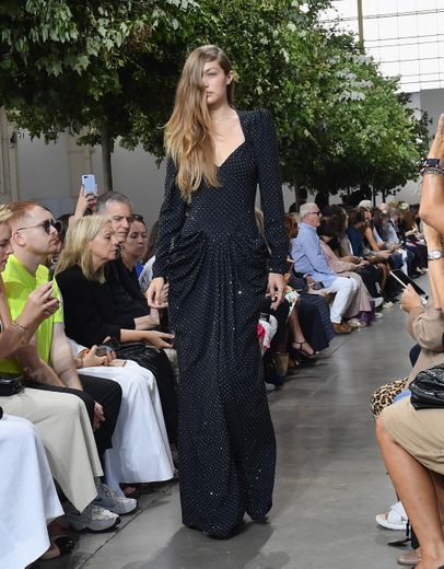 Gigi Hadid portait une chicissime longue robe noir recouverte d'éléments scintillants, avec des plissés et des épaules travaillées, chez Michael Kors. New York, le 11 septembre 2019.
