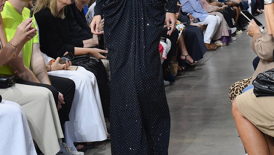 Gigi Hadid portait une chicissime longue robe noir recouverte d'éléments scintillants, avec des plissés et des épaules travaillées, chez Michael Kors. New York, le 11 septembre 2019.