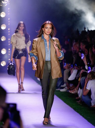 Le blazer est roi chez Brandon Maxwell qui propose une collection à la fois féminine, sophistiquée et citadine. New York, le 7 septembre 2019.