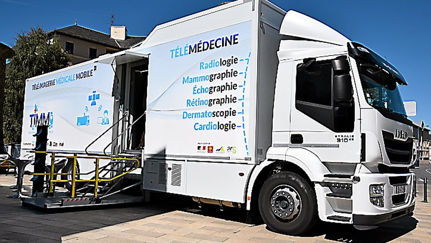 Le camion TIMM, long de 12 mètres, propose appareils permettant de réaliser radiologies, échographies, rétinographie, mammographie…