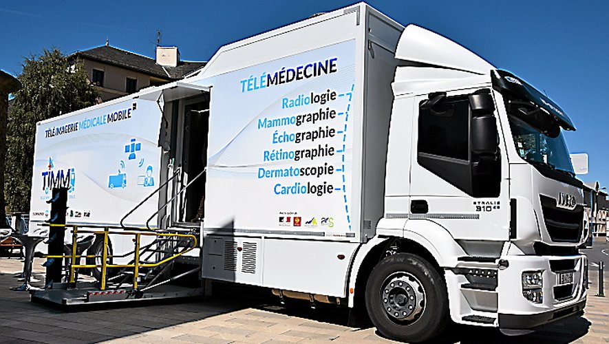Le camion TIMM, long de 12 mètres, propose appareils permettant de réaliser radiologies, échographies, rétinographie, mammographie…