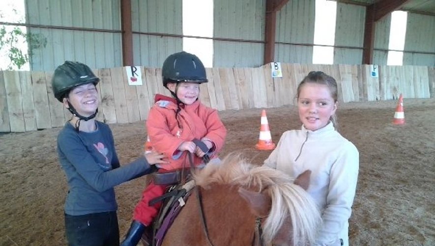 Les plus jeunes prennent du plaisir  à monter à poney.