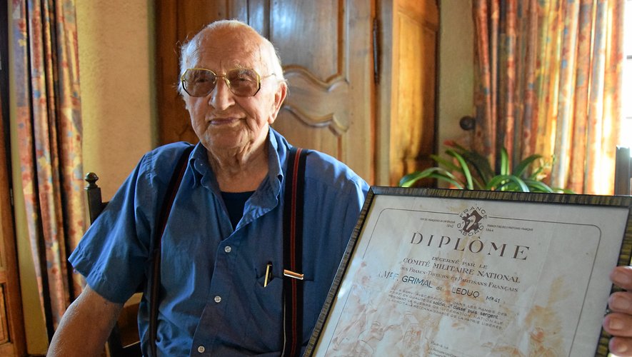 Fernand Grimal, 95 ans, et son diplôme remis par le Comité militaire national.