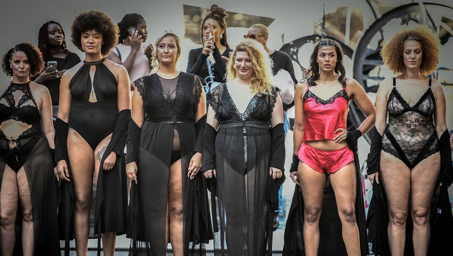 Minces ou rondes, grandes ou petites, une centaine de mannequins âgées de 18 à 65 ans ont défilé au côté de mannequins du sexe opposé, dimanche à Paris, près du centre Pompidou