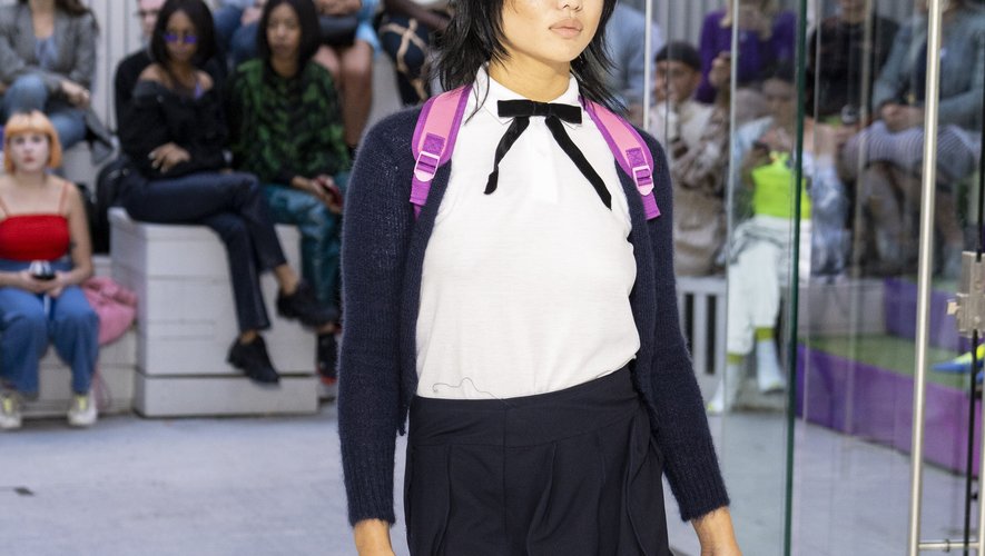 Une silhouette universitaire avec toute la panoplie - dont le sac à dos - parmi les créations éclectiques du défilé Fashion East. Londres, le 13 septembre 2019.