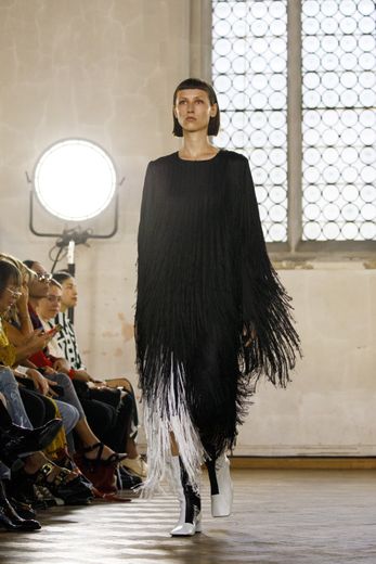 Sharon Wauchob s'adresse à tous avec sa nouvelle collection, femmes comme hommes, proposant notamment de longues robes fluides recouvertes de plumes. Londres, le 14 septembre 2019.