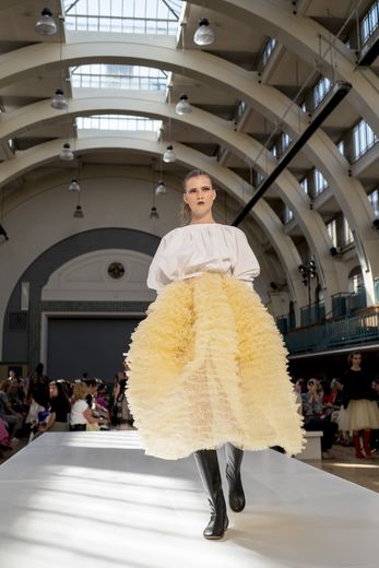 Féminité et romantisme sont à l'honneur chez Molly Goddard qui présente des robes et jupes imposantes en tulle, portées avec des bottes plates, jouant également sur les contrastes. Londres, le 14 septembre 2019.