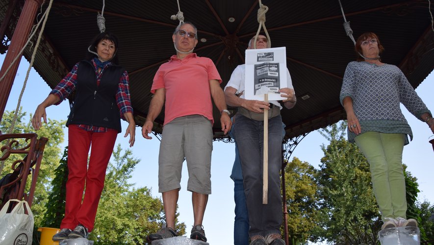 A Rodez lundi, quatre militants se sont passé la corde au cou, debout sur d'instables blocs de glace, pour symboliser l'urgence d'agir face au dérèglement climatique.