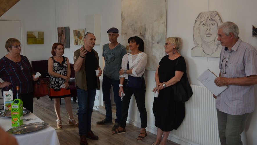 Gérard Alvarez (au centre de la photo) explique son travail artistique lors du vernissage de son exposition.