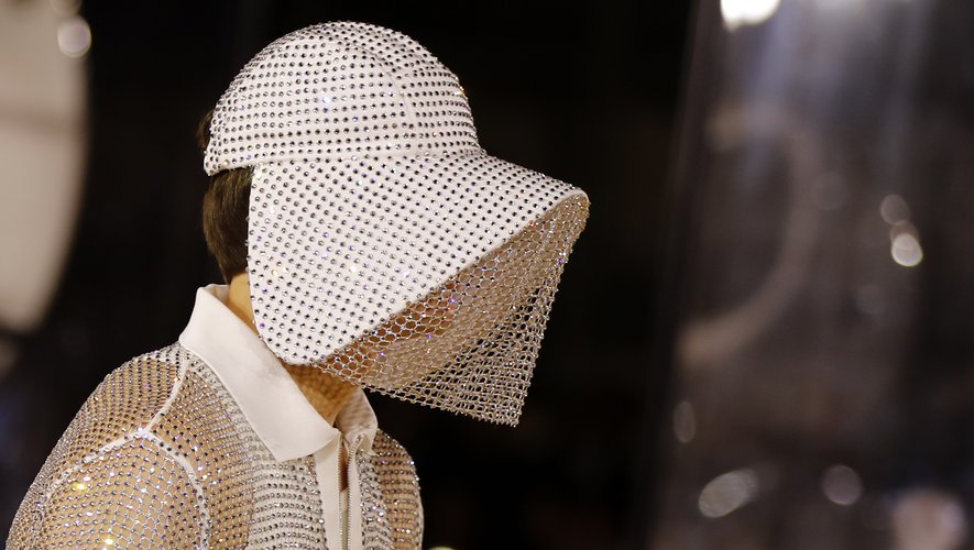 Les casquettes à la visière XXL recouvert de strass et d'une voilette chez Burberry. Londres, le 16 septembre 2019.