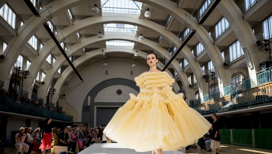 Les robes volumineuses en tulle jaune pastel, portées avec des chaussures plates, de Molly Goddard. Londres, le 14 septembre 2019.