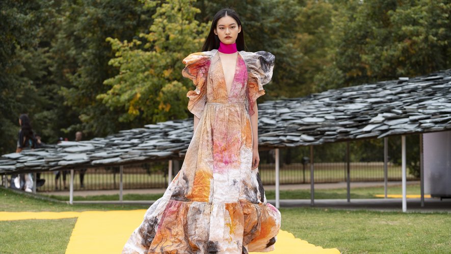 Les robes amples effet froissé de Roksanda dont les imprimés abstraits évoquent des oeuvres artistiques. Londres, le 16 septembre 2019.