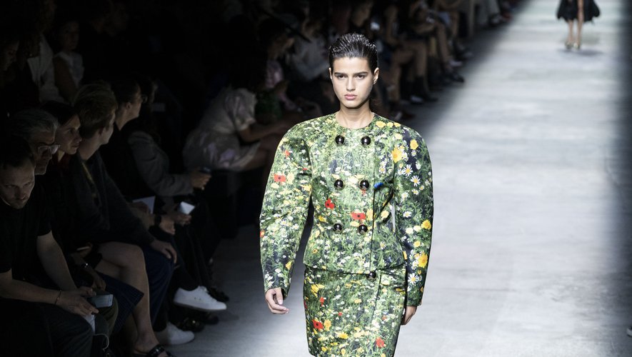 Les vestes à double boutonnage aux épaules arrondies et manches amples, assorties aux jupes évoquant un champ de fleurs, de Christopher Kane. Londres, le 16 septembre 2019.