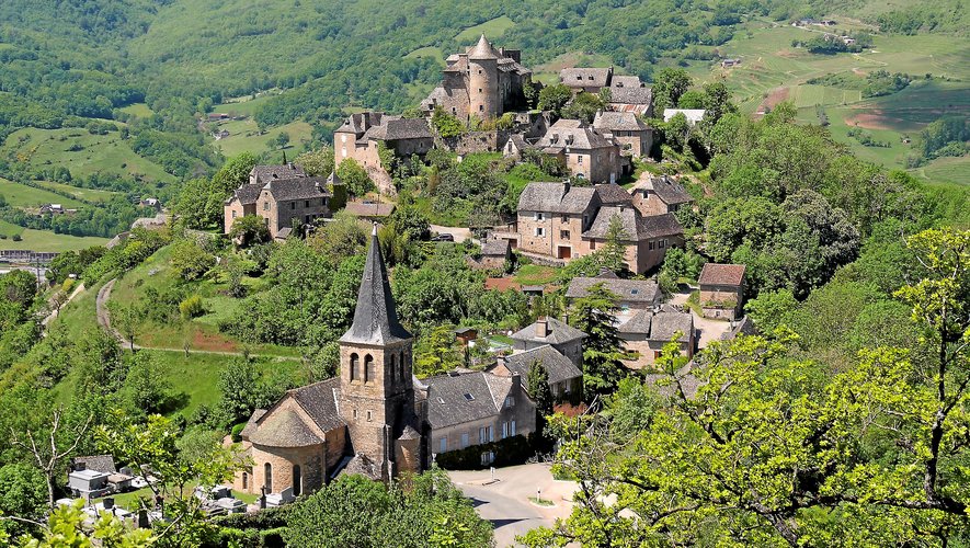 Le village de Panat, avec son château et son église de la fin du XIXe siècle.