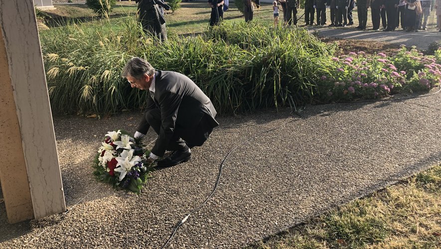 Le maire dépose une gerbe devant le mémorial en souvenir des 120 soldats croates et bosniens.
