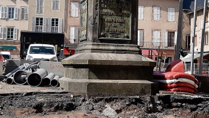 La fontaine se trouvait à l’endroit exact où se situe aujourd’hui la statue de Monseigneur Affre. 